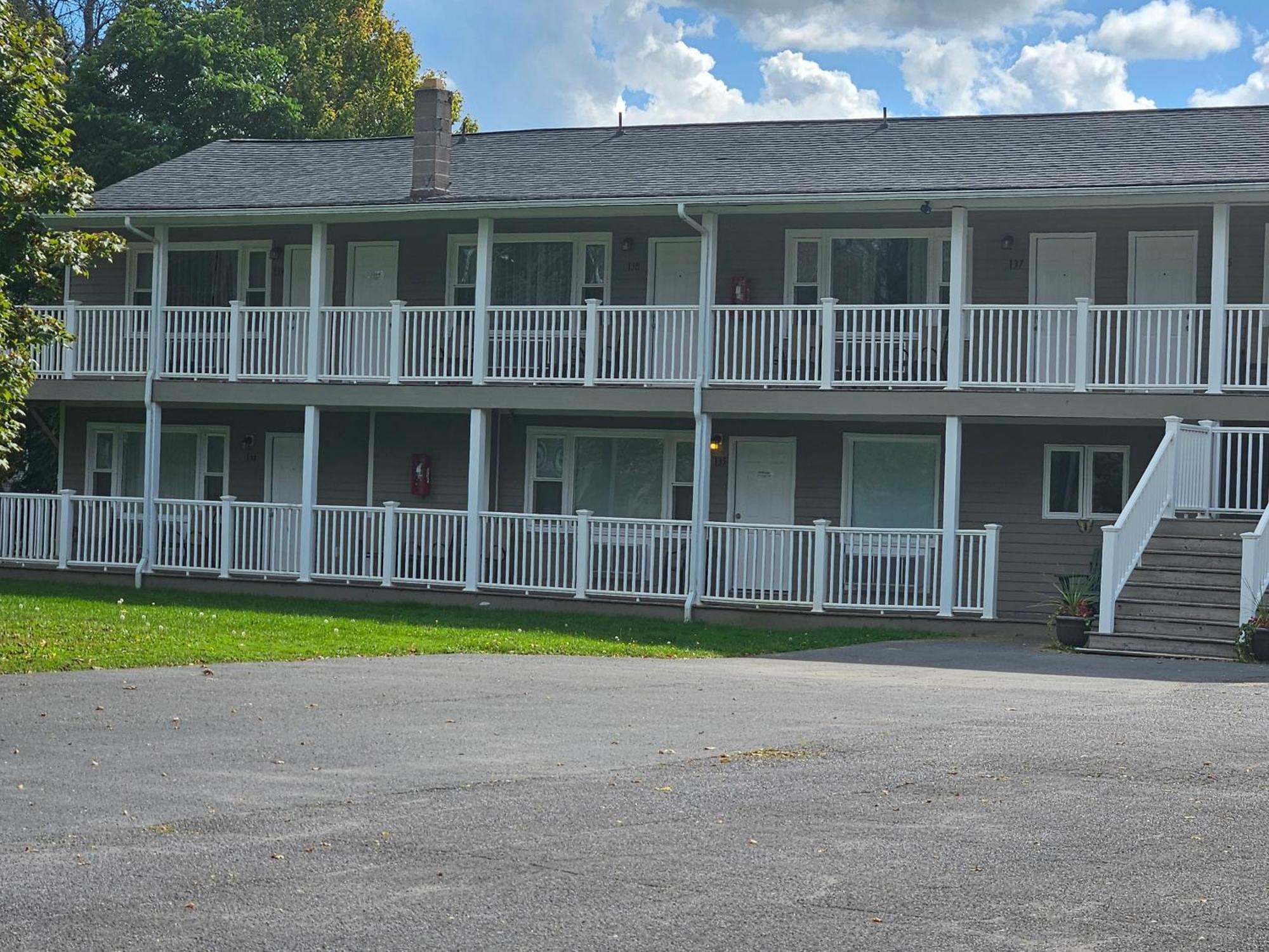 Captain'S Inn And Suites Alexandria Bay Εξωτερικό φωτογραφία