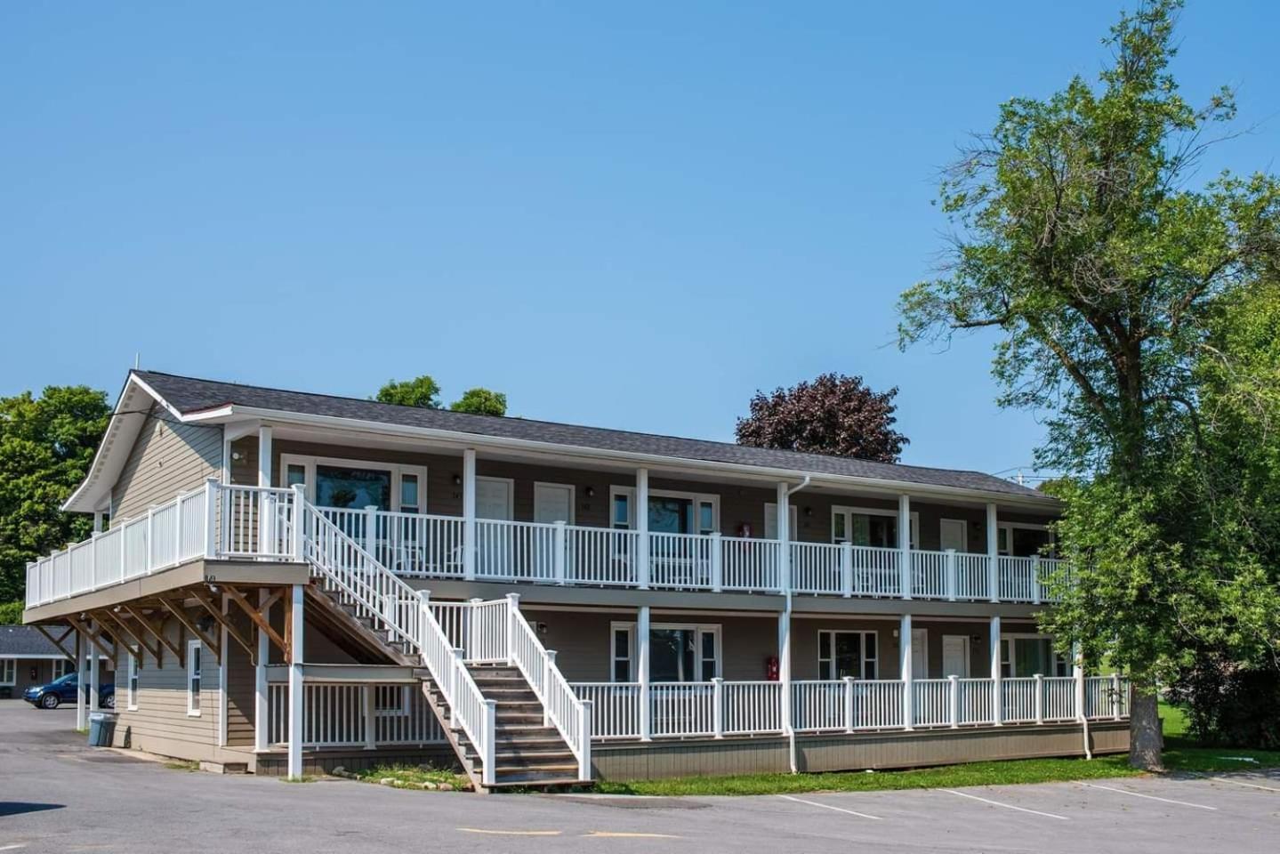 Captain'S Inn And Suites Alexandria Bay Εξωτερικό φωτογραφία